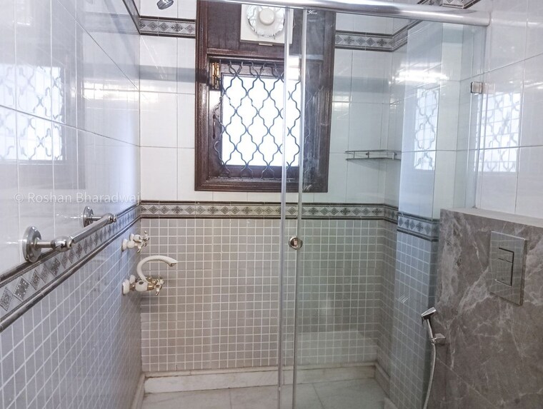 Bathroom, sarvodaya enclave 4 Bedroom 4500 Sq.Ft. Builder Floor In Sarvodaya Enclave Delhi 9728954