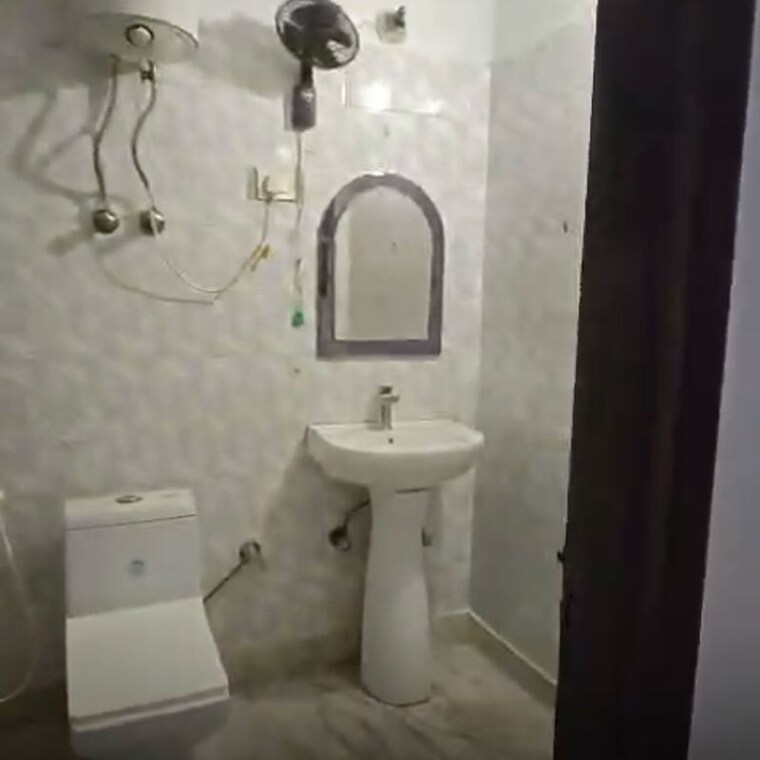 Bathroom, lajpat nagar i 2 Bedroom 900 Sq.Ft. Builder Floor In Lajpat Nagar I Delhi 9728965