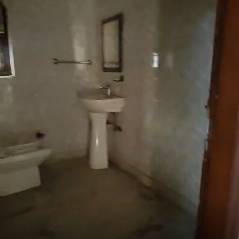 Bathroom, lajpat nagar i 2 Bedroom 900 Sq.Ft. Builder Floor In Lajpat Nagar I Delhi 9728965