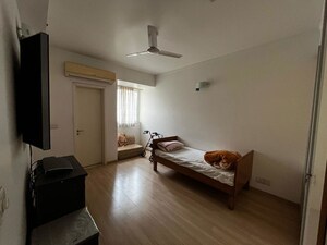 Room in 3 BHK Apartment at DLF Park Place, Sector 54 – for Rent