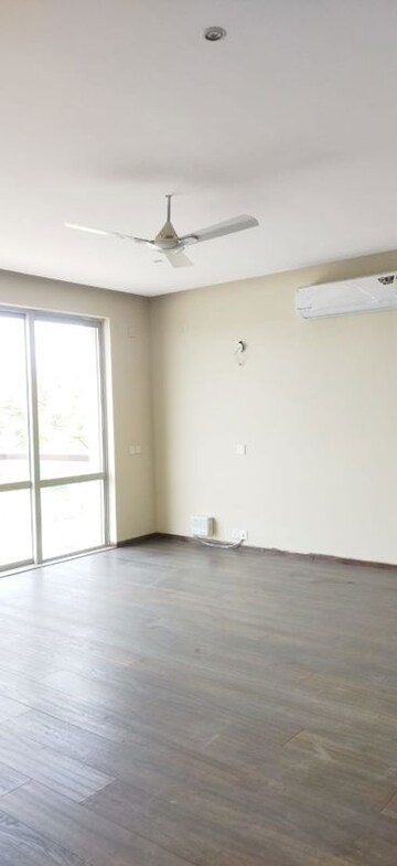 Room in 5 BHK Independent House at Unitech The Villas, Sector 33 – for Rent