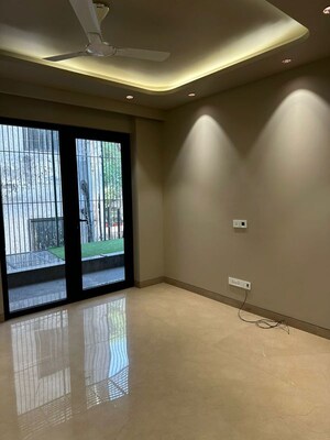 Room in 3 BHK Builder Floor at Dlf Phase ii – for Rent