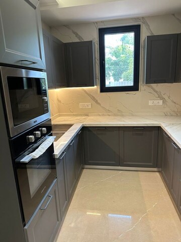 Kitchen in 3 BHK Builder Floor at Dlf Phase ii – for Rent