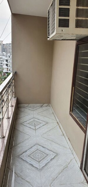 Balcony in 1 BHK Builder Floor at Dlf Phase iv – for Rent