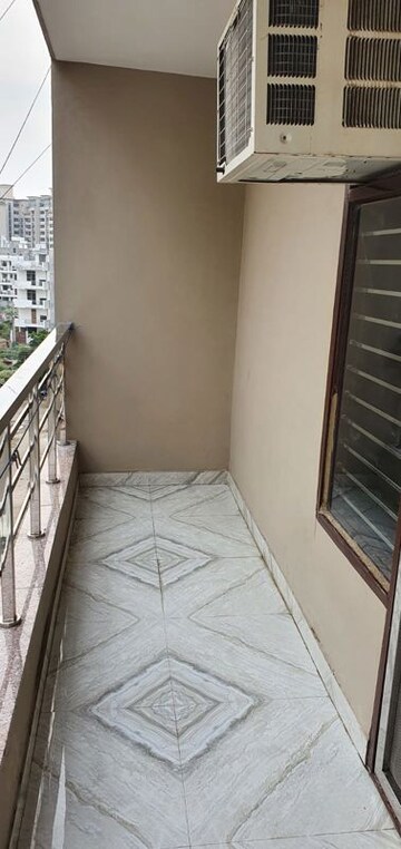 Balcony in 1 BHK Builder Floor at Dlf Phase iv – for Rent