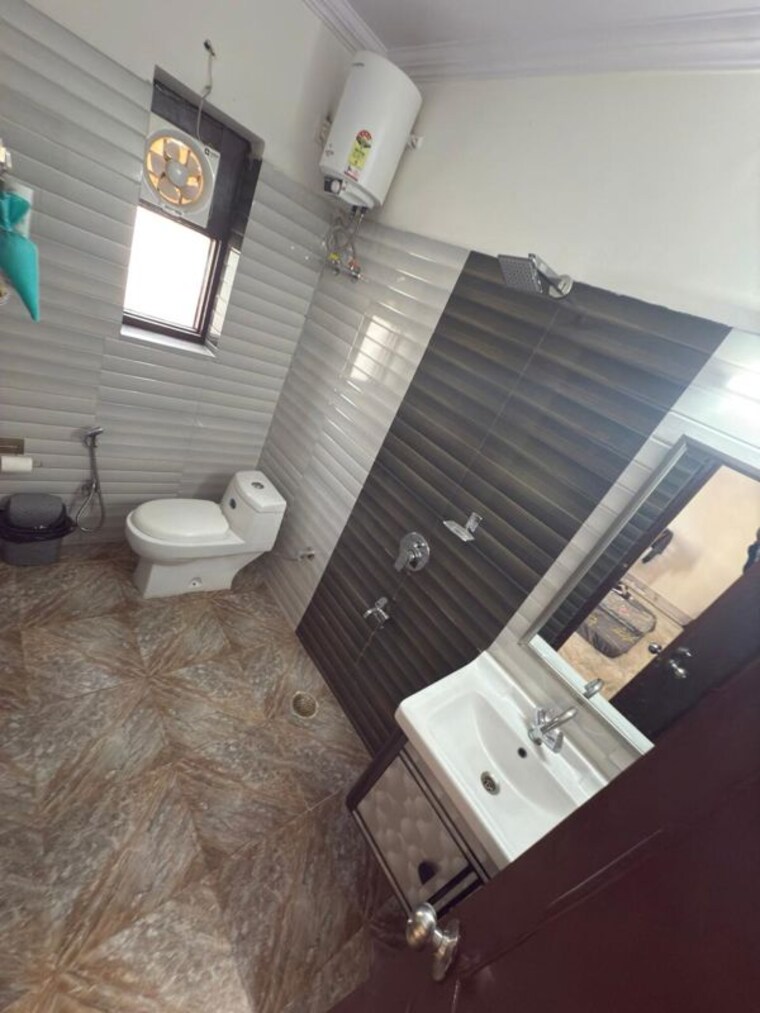 undefined, sector 43 3 Bedroom 204 Sq.Yd. Builder Floor In Sector 43 Gurgaon 9729054