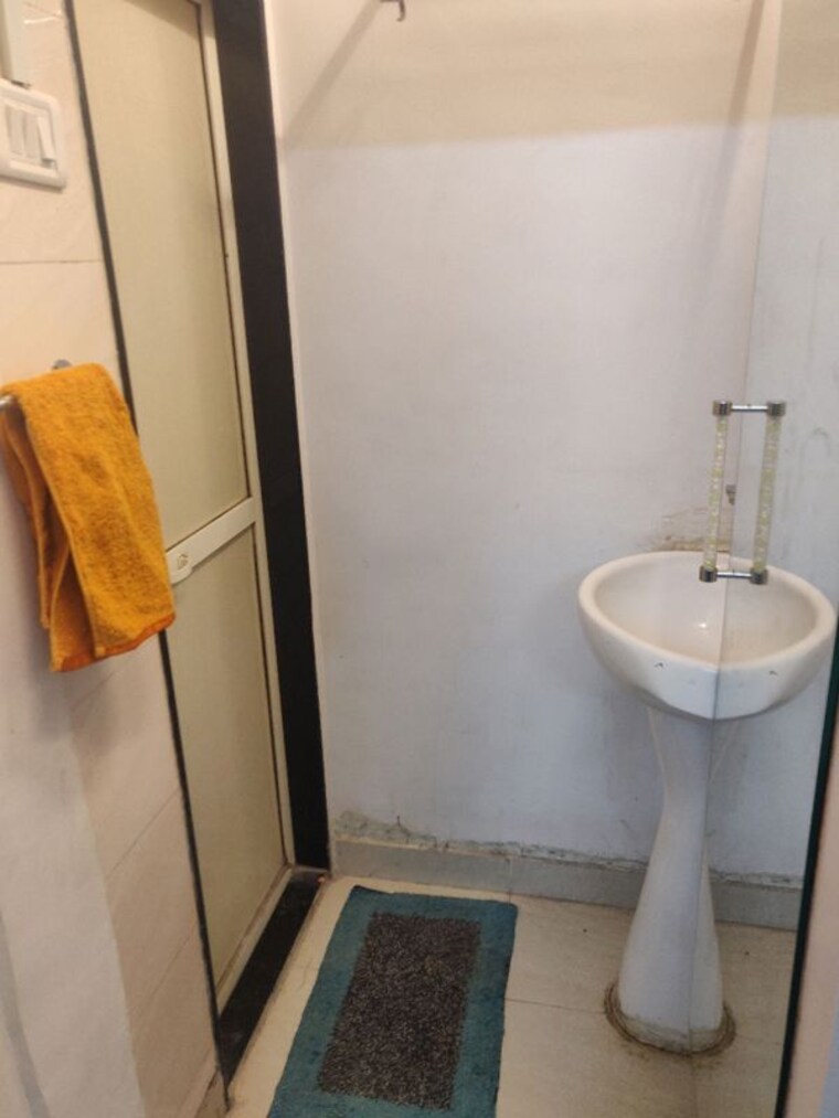 Bathroom, vile parle west 2 Bedroom 600 Sq.Ft. Apartment In Vile Parle West Mumbai 9729074