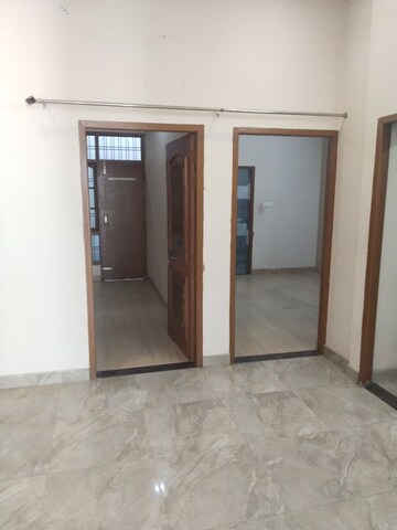 Room in 2 BHK Builder Floor at Gomti Nagar – for Rent