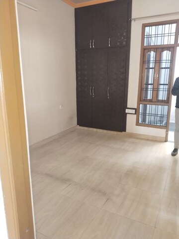 Room in 2 BHK Builder Floor at Gomti Nagar – for Rent