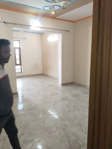 Room in 2 BHK Builder Floor at Gomti Nagar – for Rent