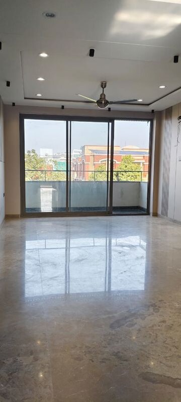 Room in 3 BHK Builder Floor at Sector 15 – for Rent