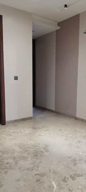 Room in 3 BHK Builder Floor at Sector 15 – for Rent