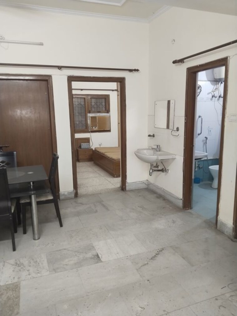 Room, gomti nagar 1.5 Bedroom 1200 Sq.Ft. Independent House In Gomti Nagar Lucknow 9729099