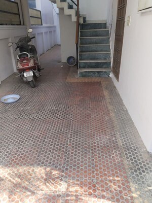 Parking in 1.5 BHK Independent House at Gomti Nagar – for Rent