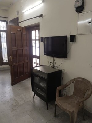 Living Room in 1.5 BHK Independent House at Gomti Nagar – for Rent