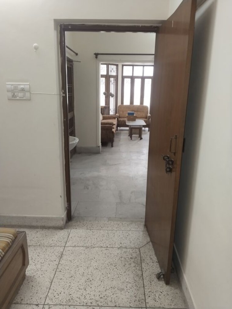 Room, gomti nagar 1.5 Bedroom 1200 Sq.Ft. Independent House In Gomti Nagar Lucknow 9729099