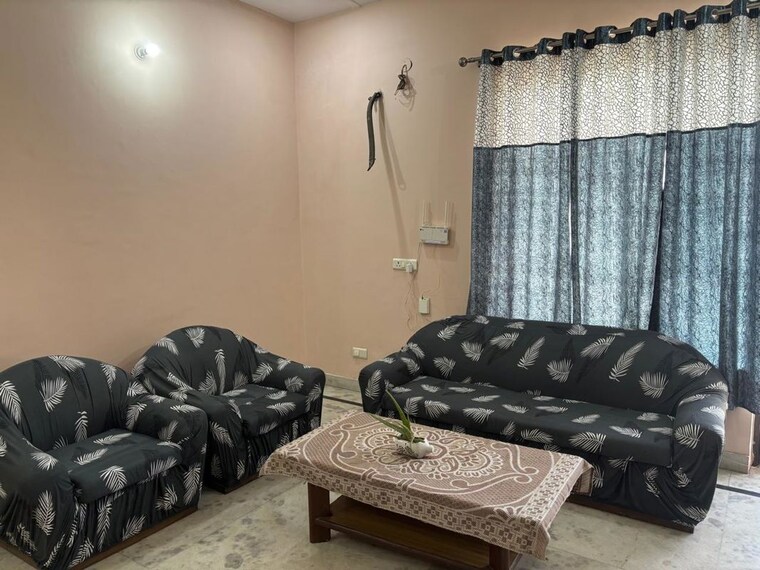 Living Room, rwa-residential-society-sector-46 2 Bedroom 201 Sq.Yd. Builder Floor In Sector 46 Gurgaon 9729103