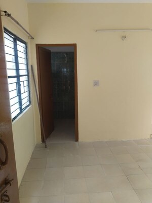 Room in 2 BHK Builder Floor at Gomti Nagar – for Rent