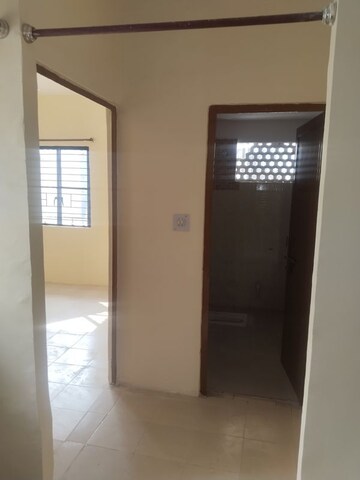 Room in 2 BHK Builder Floor at Gomti Nagar – for Rent