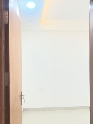 Room in 3 BHK Builder Floor at Sector 57 – for Rent