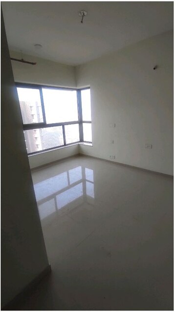 Room in 2 BHK Apartment at Kalpataru Paramount, Kapur Bawdi – for Rent