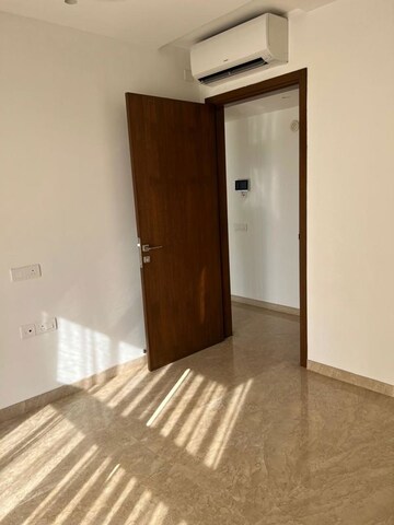 Room in 1 BHK Apartment at Hiranandani Regent Hill, Powai – for Sale