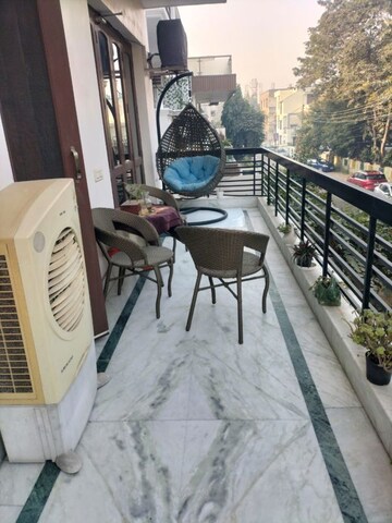 Balcony in 3 BHK Builder Floor at Huda Market, Sector 31 – for Rent