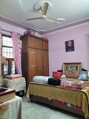 Bedroom in 3 BHK Builder Floor at Huda Market, Sector 31 – for Rent