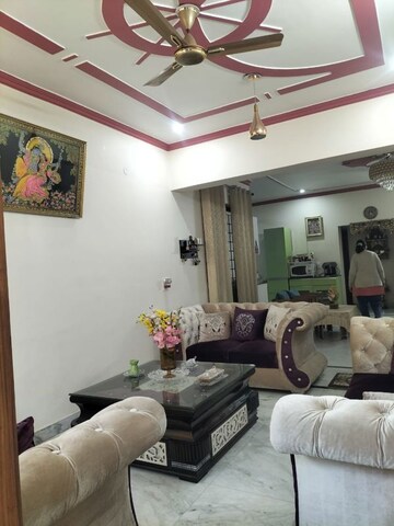 Living Room in 3 BHK Builder Floor at Huda Market, Sector 31 – for Rent
