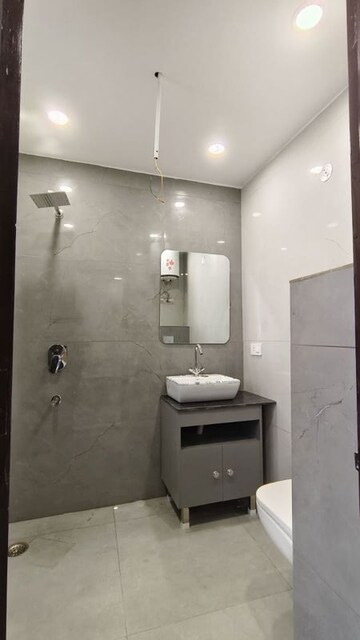 Bathroom in 1 BHK Builder Floor at Saurabh Niwas, Sector 40 – for Rent