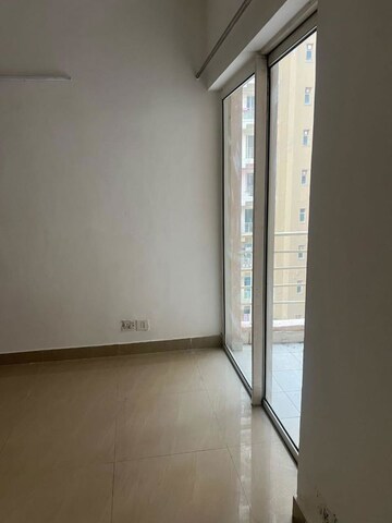 Room in 3 BHK Apartment at Paras Tierea, Sector 137 – for Rent