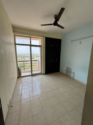 Room in 2 BHK Apartment at Ansal Paradise Crystal, Sushant Golf City – for Rent