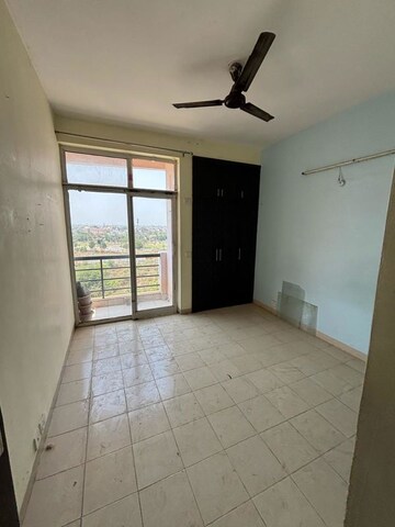 Room in 2 BHK Apartment at Ansal Paradise Crystal, Sushant Golf City – for Rent