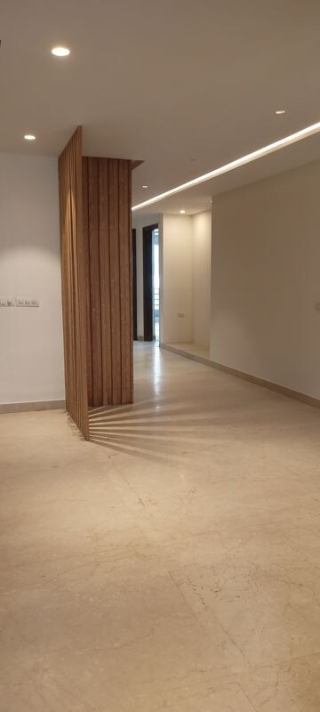 Room in 4 BHK Builder Floor at DLF City Phase IV, Dlf Phase iv – for Rent