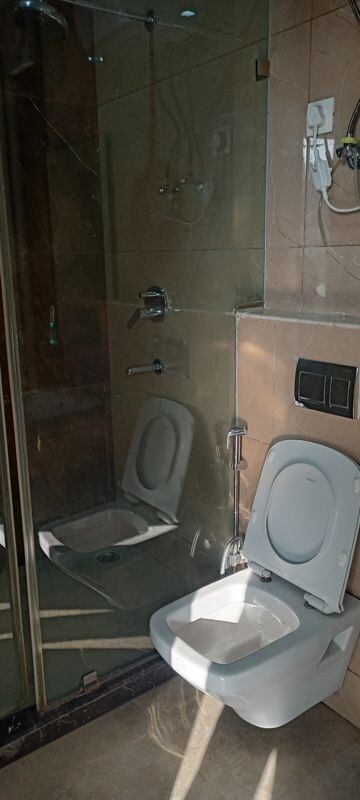 Bathroom in 4 BHK Builder Floor at DLF City Phase IV, Dlf Phase iv – for Rent