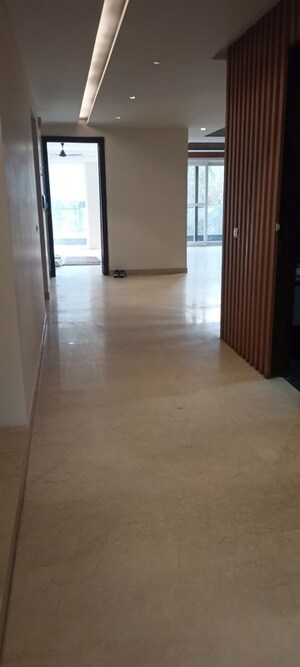 Room in 4 BHK Builder Floor at DLF City Phase IV, Dlf Phase iv – for Rent