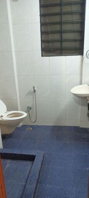 Bathroom in 2 BHK Builder Floor at DLF City Gurgaon, Sector 27 – for Rent