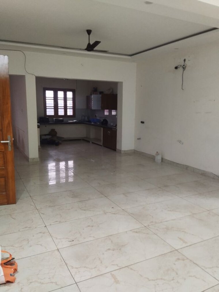 Room, gomti nagar Commercial Office Space 2152 Sq.Ft. In Gomti Nagar Lucknow 9729450