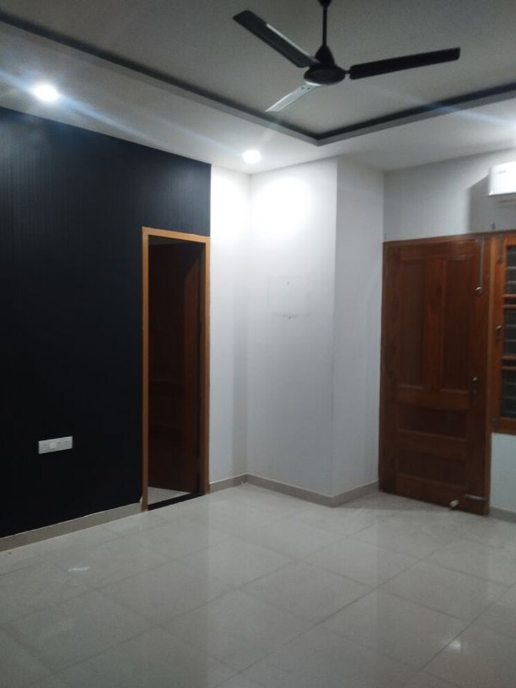 Room, gomti nagar Commercial Office Space 2152 Sq.Ft. In Gomti Nagar Lucknow 9729450