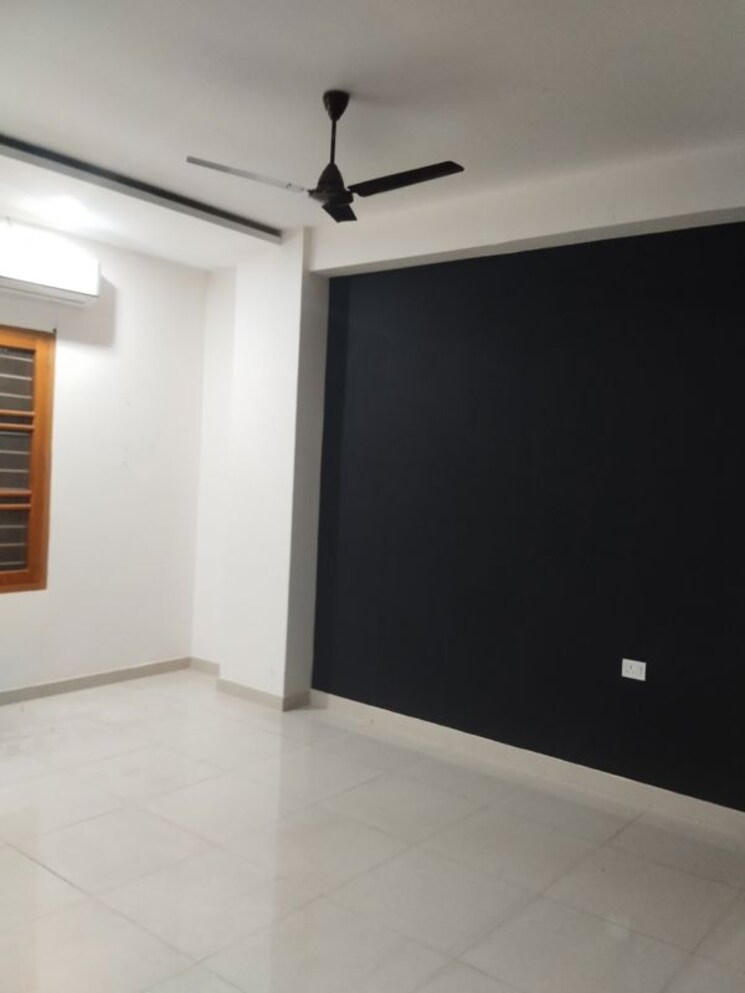 Room, gomti nagar Commercial Office Space 2152 Sq.Ft. In Gomti Nagar Lucknow 9729450