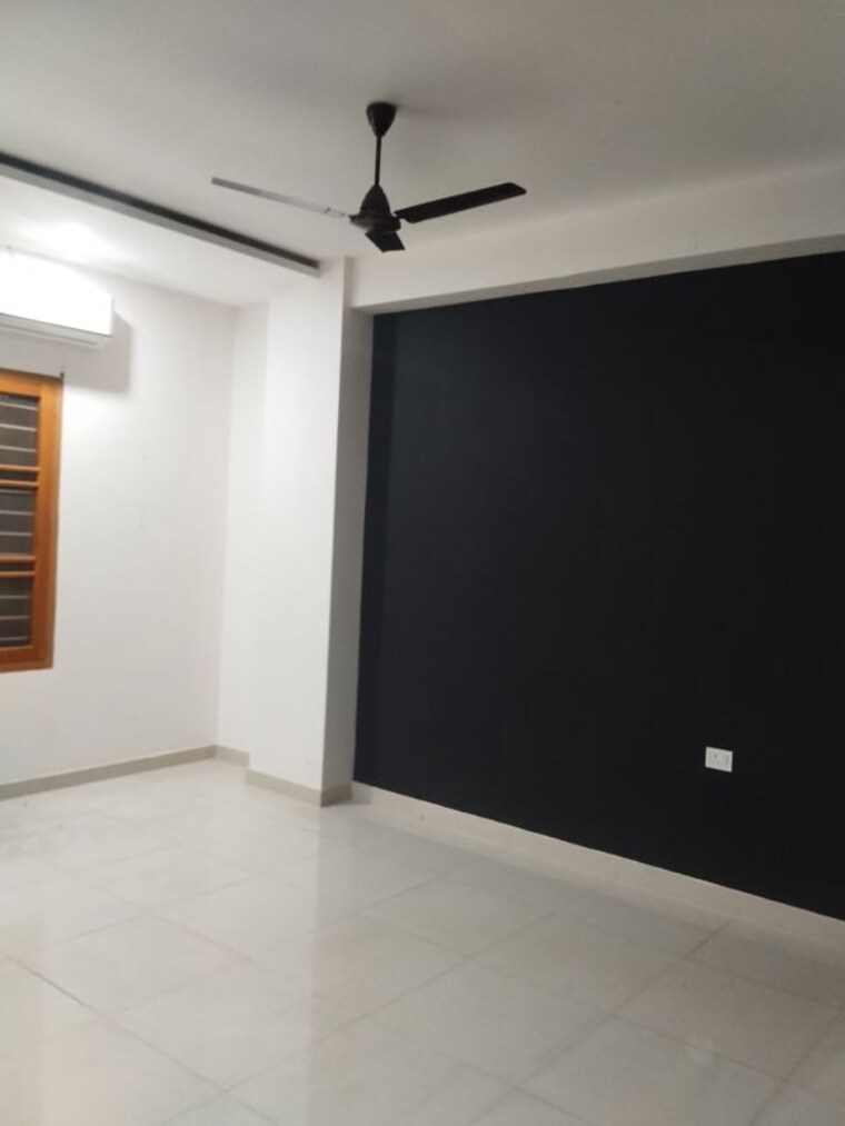 Room, gomti nagar Commercial Office Space 2152 Sq.Ft. In Gomti Nagar Lucknow 9729450
