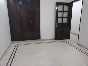Room in 3 BHK Builder Floor at Sarvapriya Vihar – for Rent