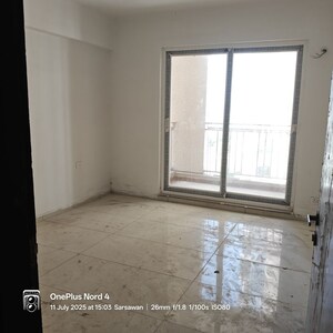 Room in 3 BHK Apartment at Omaxe Waterscapes, Gomti Nagar – for Rent