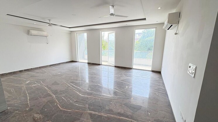 Room, soami nagar 4 Bedroom 450 Sq.Yd. Builder Floor In Soami Nagar Delhi 9729512