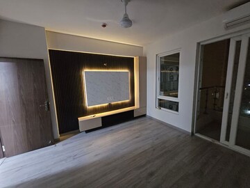 Room in 3 BHK Apartment at Smart World Orchard, Sector 61 – for Rent