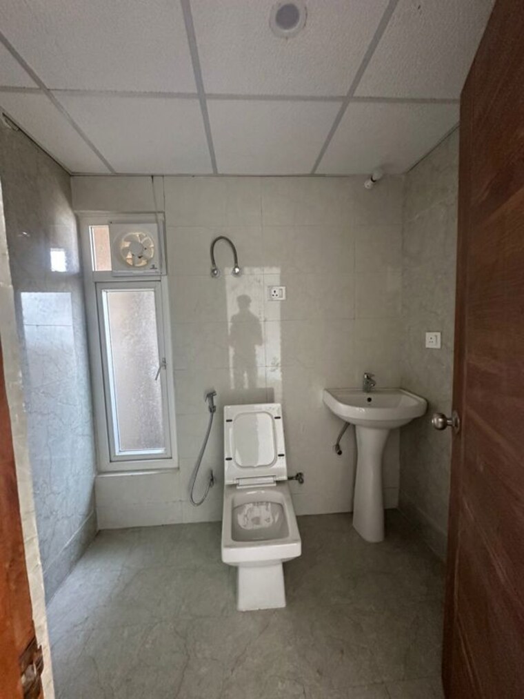 Bathroom, earthcon-casa-grande-ii 2.5 Bedroom 1355 Sq.Ft. Apartment In Chi V Greater Noida Greater Noida 9729422