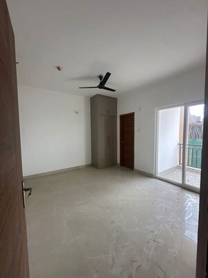 Room in 2.5 BHK Apartment at Earthcon Casa Grande II, Chi V Greater Noida – for Rent