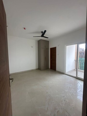 Room in 2.5 BHK Apartment at Earthcon Casa Grande II, Chi V Greater Noida – for Rent