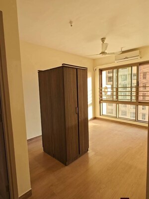 Room in 2 BHK Apartment at Sheth Vasant Oasis, Andheri East – for Rent
