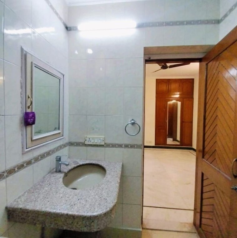 Bathroom, vasant vihar 4 Bedroom 400 Sq.Ft. Builder Floor In Vasant Vihar Delhi 9729622